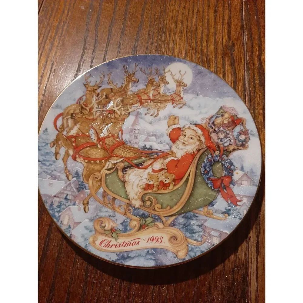 Vintage 1993 Avon Christmas Collectible Holiday Collector Decorative Plate Gold